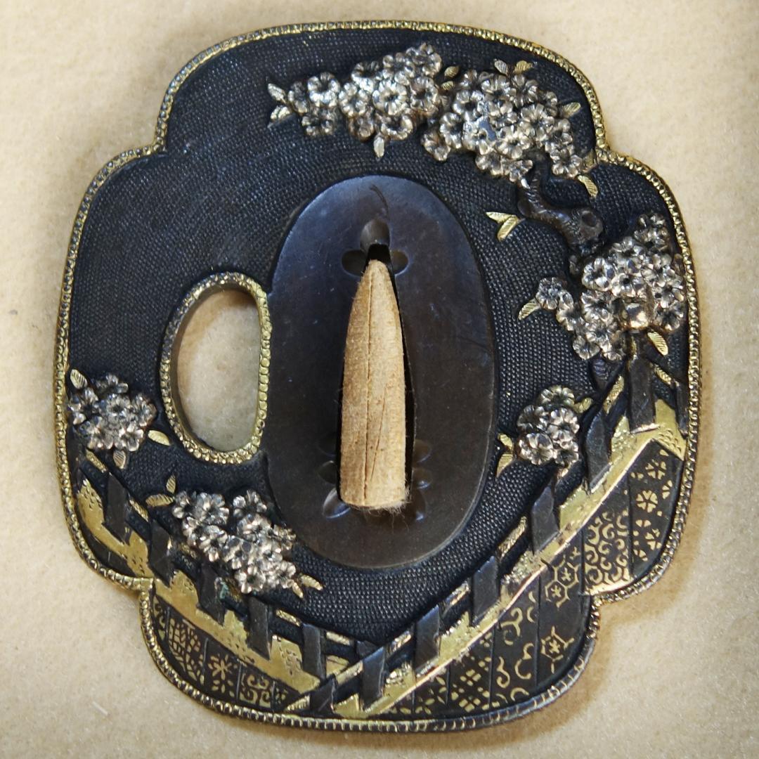 【桜花見図鍔 赤銅魚子地 高肉彫 鍍金銀】(鍔箱付き) 鍔 鐔 刀装具 武具
