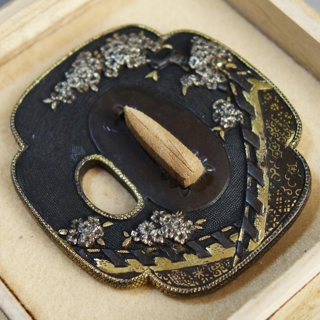 【桜花見図鍔 赤銅魚子地 高肉彫 鍍金銀】(鍔箱付き) 鍔 鐔 刀装具 武具