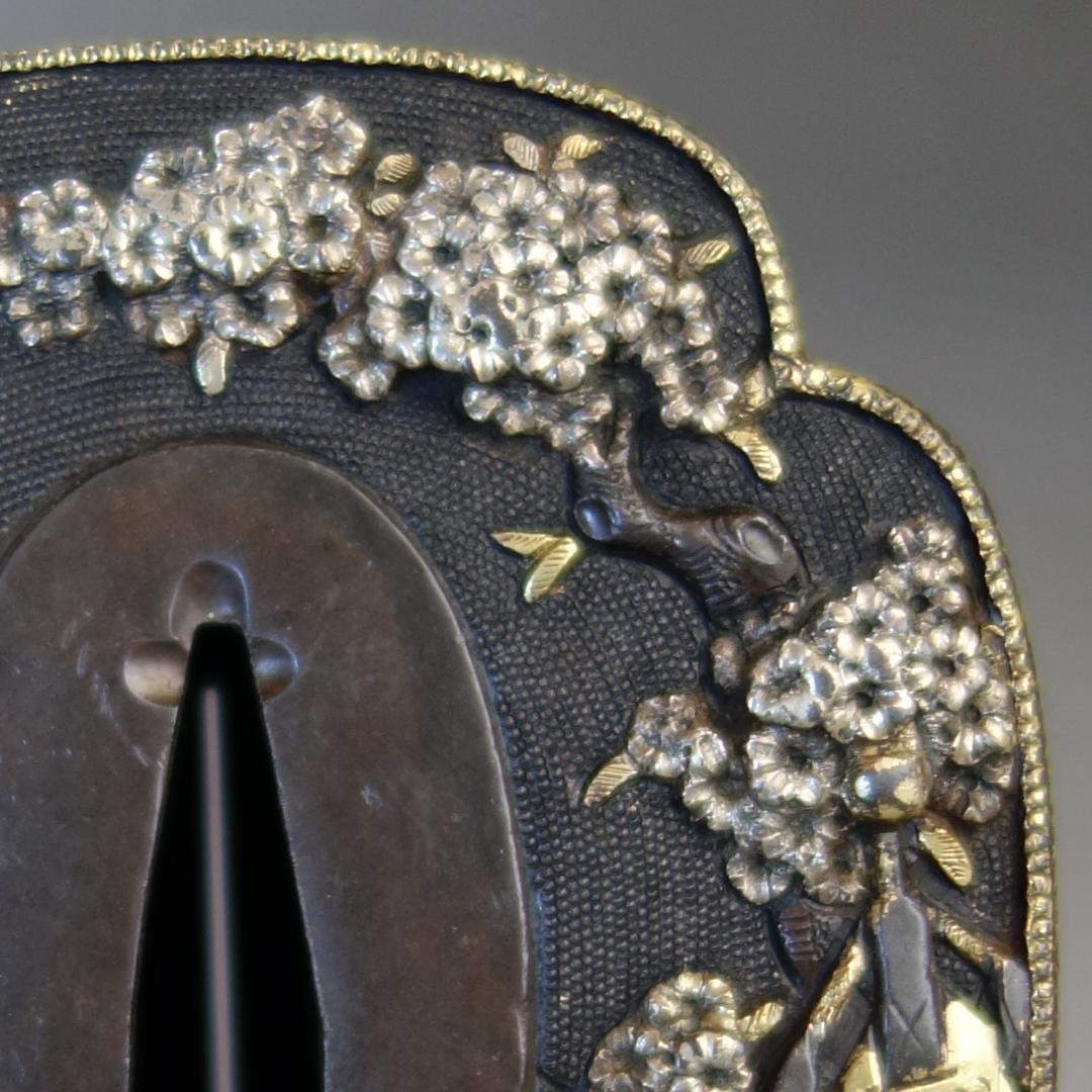 【桜花見図鍔 赤銅魚子地 高肉彫 鍍金銀】(鍔箱付き) 鍔 鐔 刀装具 武具