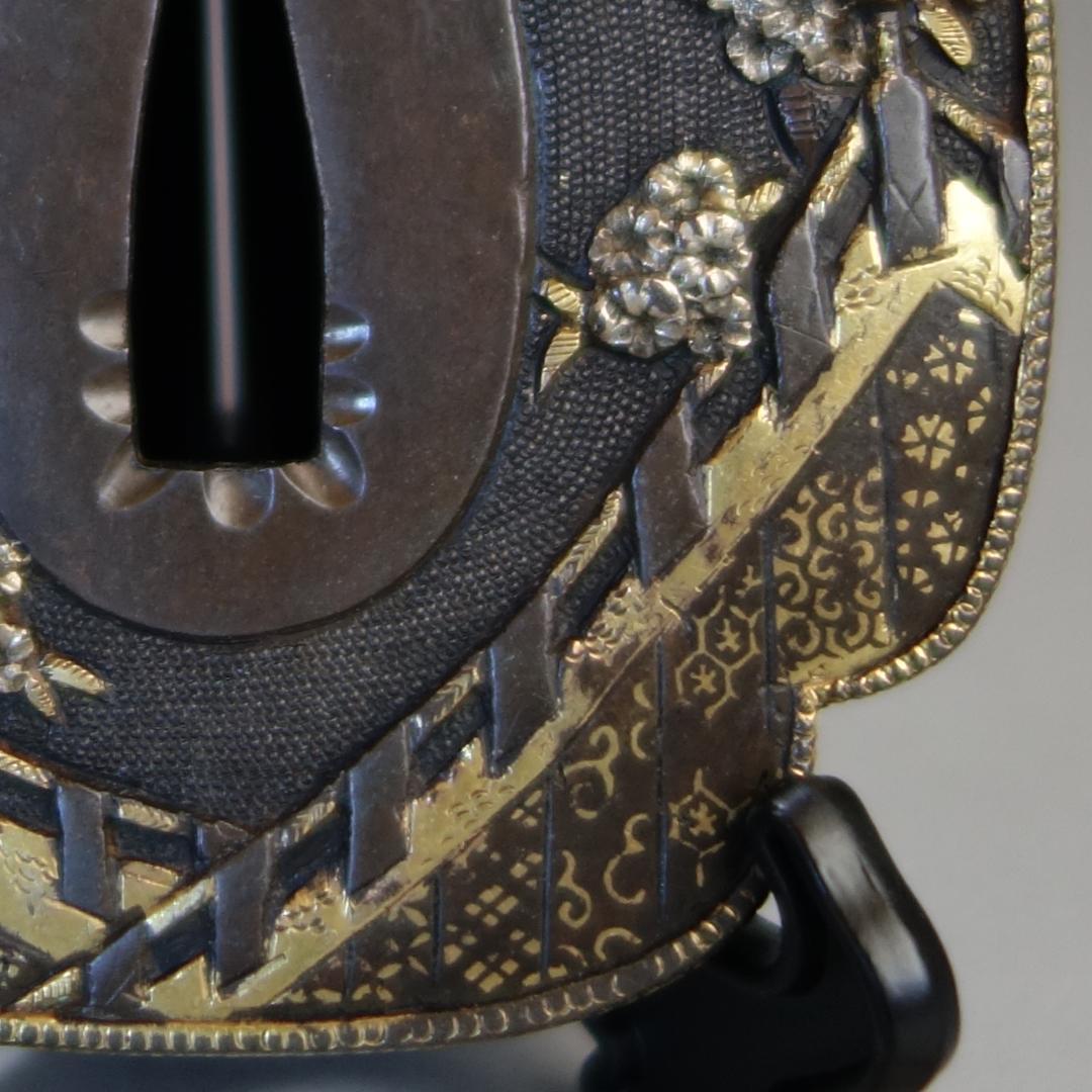 【桜花見図鍔 赤銅魚子地 高肉彫 鍍金銀】(鍔箱付き) 鍔 鐔 刀装具 武具