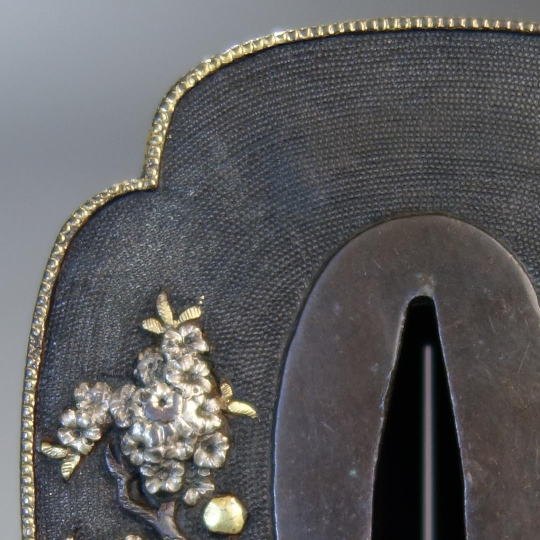 【桜花見図鍔 赤銅魚子地 高肉彫 鍍金銀】(鍔箱付き) 鍔 鐔 刀装具 武具