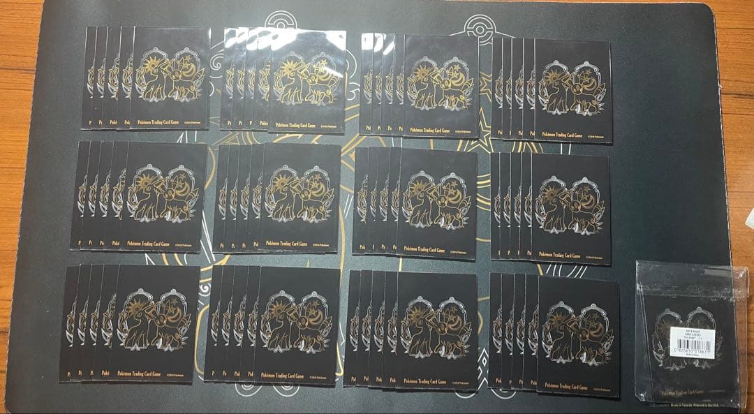 ポケモンカード　プレイマット　ブラッキー＆エーフィ　スリーブセット　海外