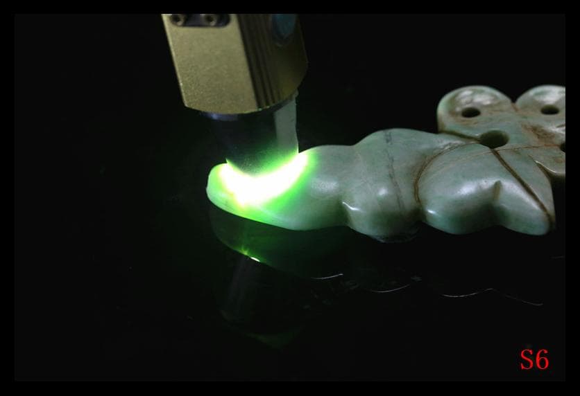 古墳期糸魚川ろうかん翡翠勾玉頭部に彫り込み冠状頭部鳥獣形勾玉縄文時代　出土石器