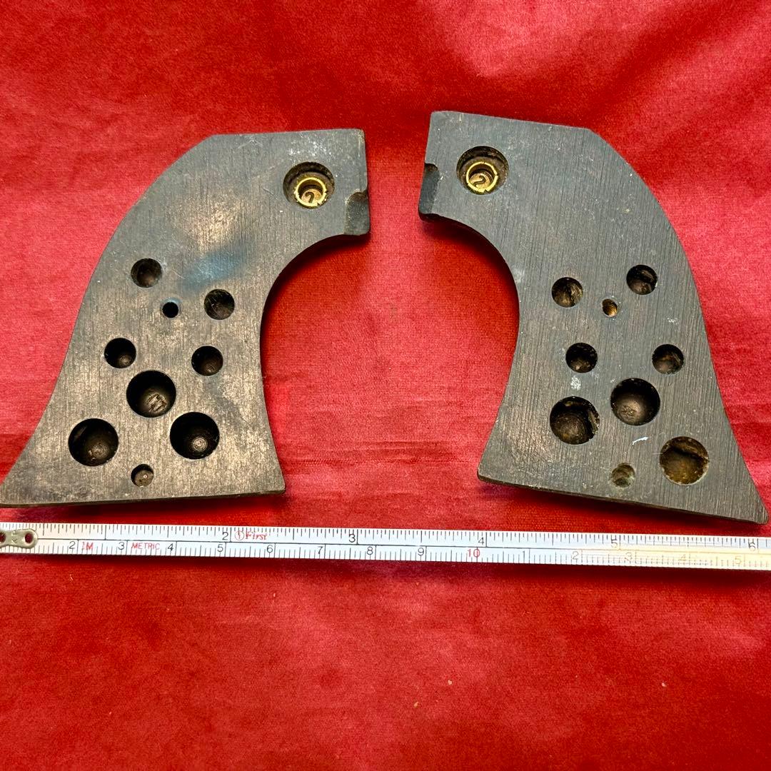 コマンチ 木製グリップ コルト/ ルガー 互換？