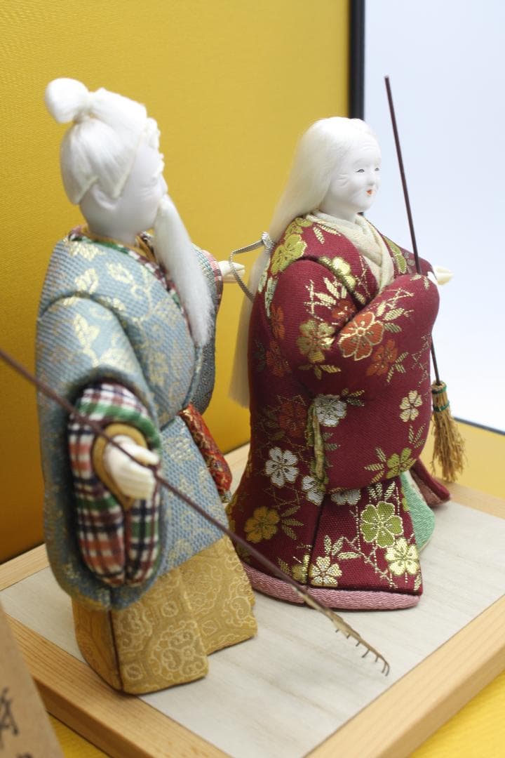 ガラスケース付き（寸法：横幅  約42cm）  木目込み人形