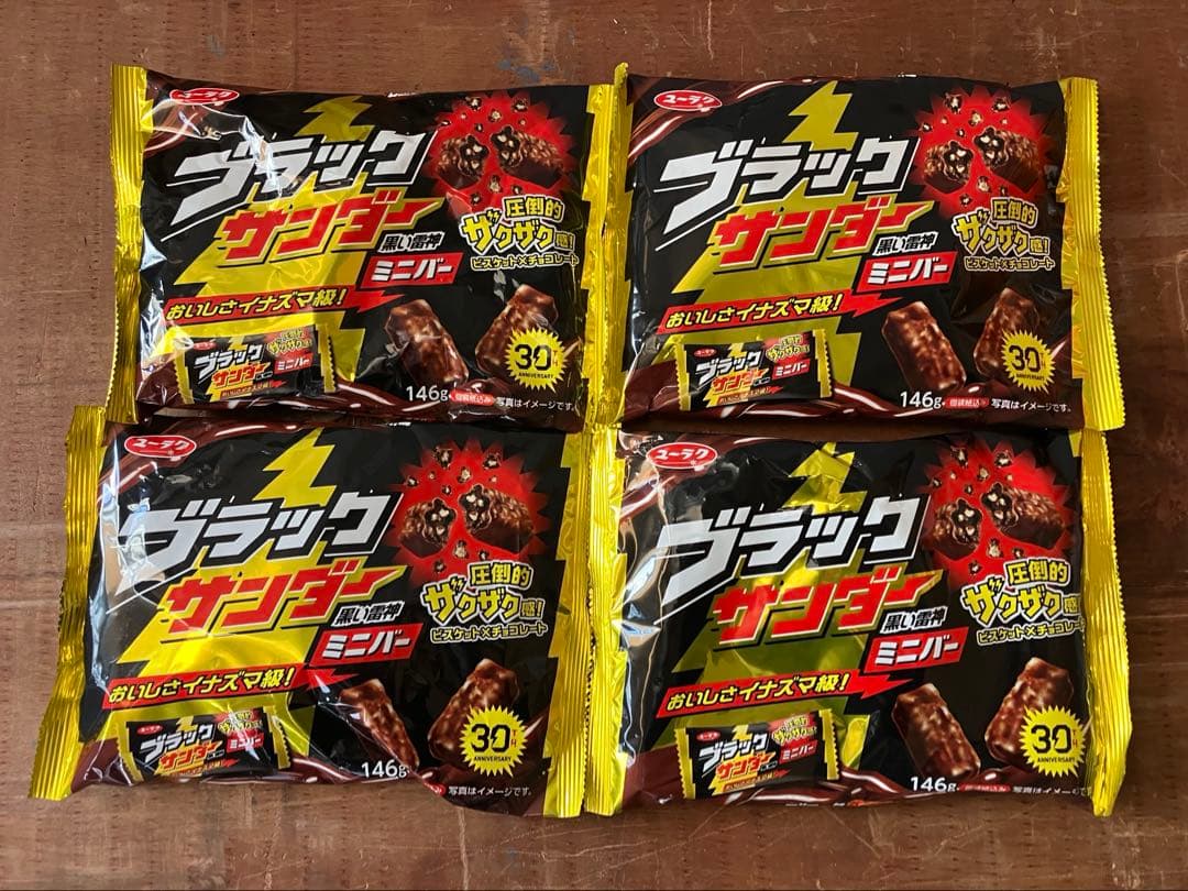 カップ麺　お菓子などの販売です。