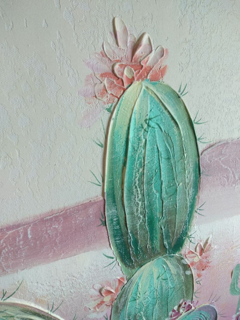 遥かな白銀の山々のふもとのサボテンのある風景