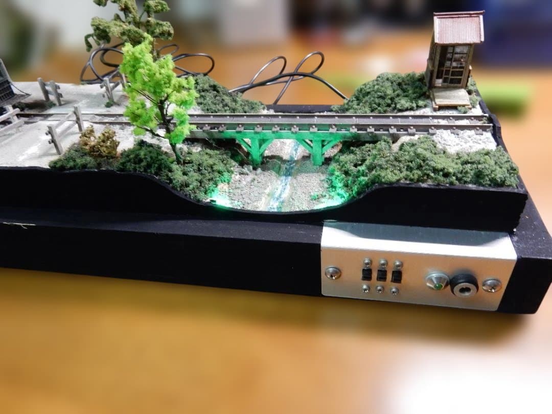 HOe（ナローゲージ）の 鉄道ジオラマ ホーム待合所、橋付き