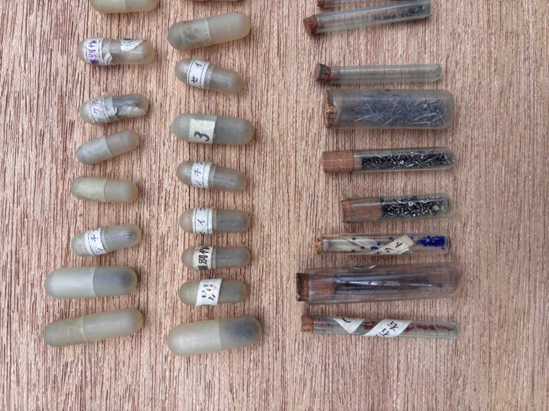 時計風防がたくさん入った小引き出し　5杯　時計部品　針　腕時計　デッドストック