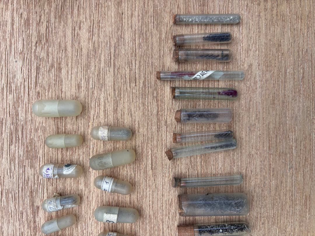 時計風防がたくさん入った小引き出し　5杯　時計部品　針　腕時計　デッドストック