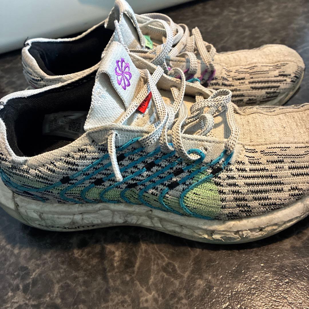 クッション性のあるスパイクシューズ グレー/マルチカラー