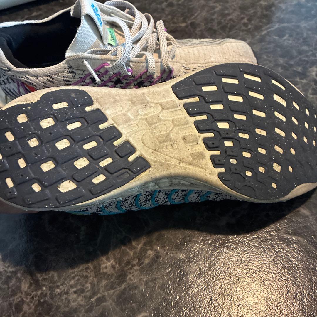 クッション性のあるスパイクシューズ グレー/マルチカラー