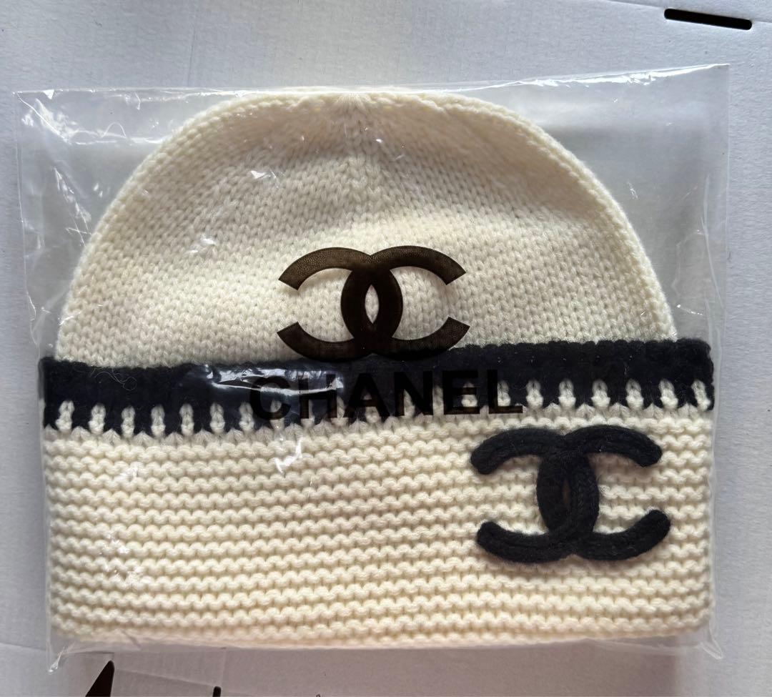 CHANEL ニット帽 白　かわいい帽子　ロゴ刺繍　ノベルティ