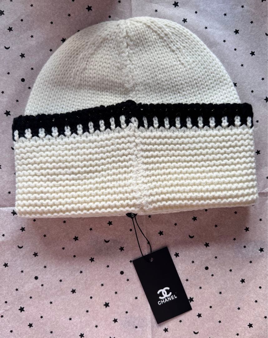 CHANEL ニット帽 白　かわいい帽子　ロゴ刺繍　ノベルティ