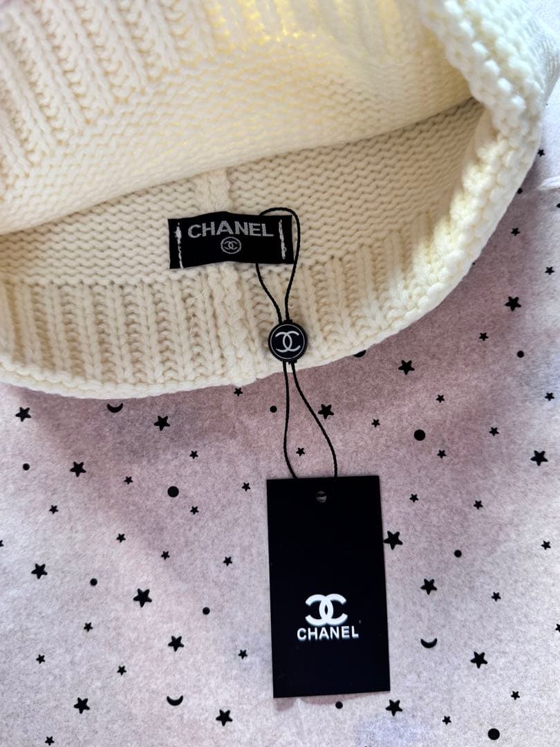 CHANEL ニット帽 白　かわいい帽子　ロゴ刺繍　ノベルティ