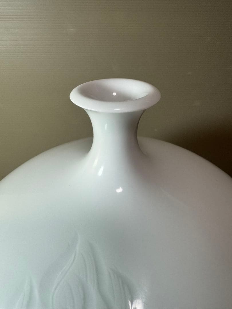 2921 松尾博之作　白磁花瓶　花文