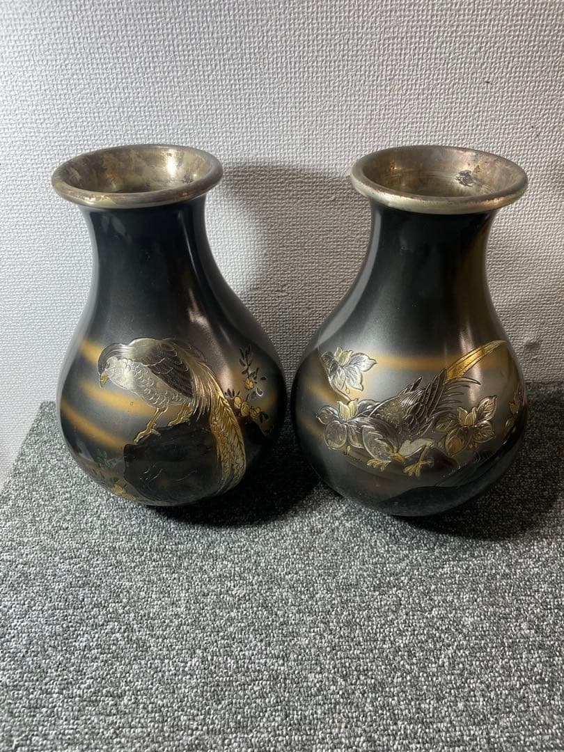 鶯と梅柄の花器　花瓶　蒔絵っぽい装飾