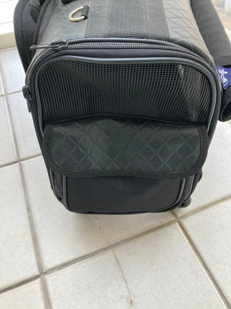 タグ付き新品　犬の黒いキルティングキャリーバッグ