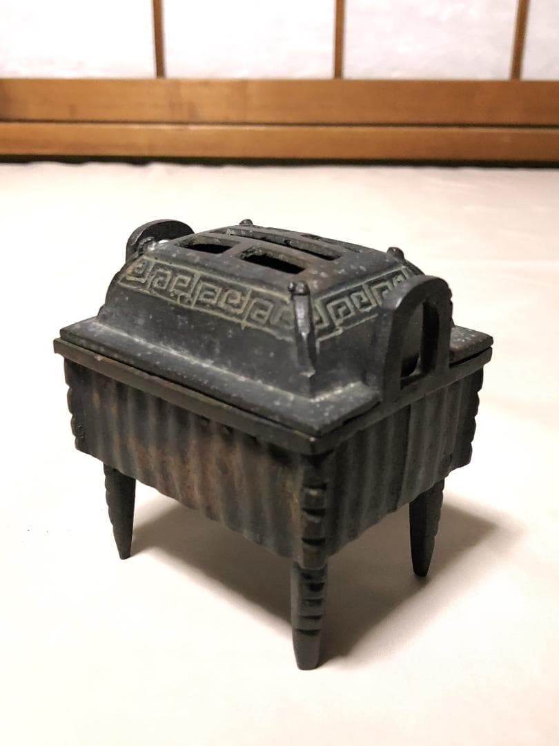 【 双耳四ツ足雷文方形銅香炉 】　薫炉　「漢建寧弐本造」陽刻