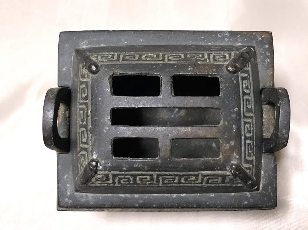 【 双耳四ツ足雷文方形銅香炉 】　薫炉　「漢建寧弐本造」陽刻