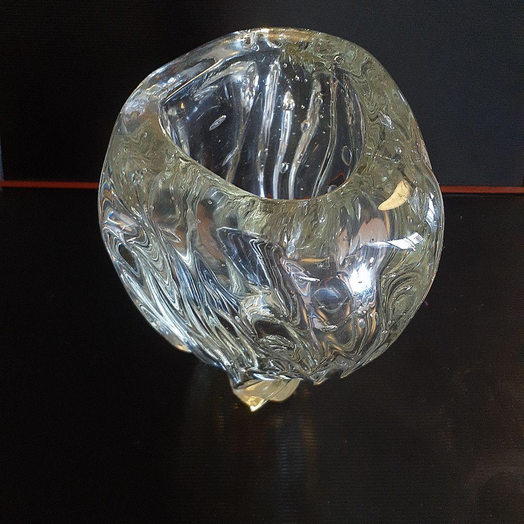 古い大きな気泡がある変形ガラス花入れ