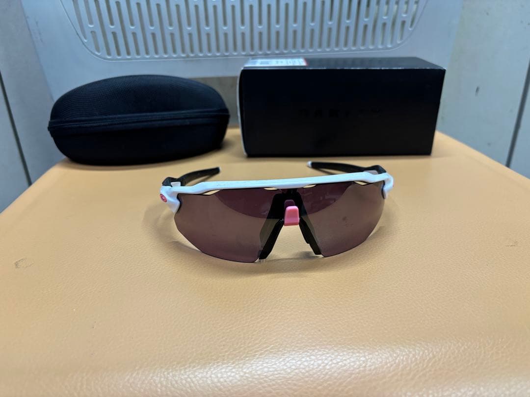 Oakley スポーツサングラス ホワイト/ブラック