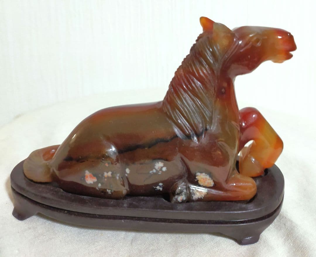 セール✨天然石　瑪瑙　彫刻馬　干支馬　木製台座付き