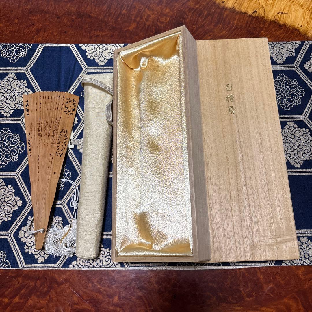 白檀扇透かし彫り木製扇子と木箱
