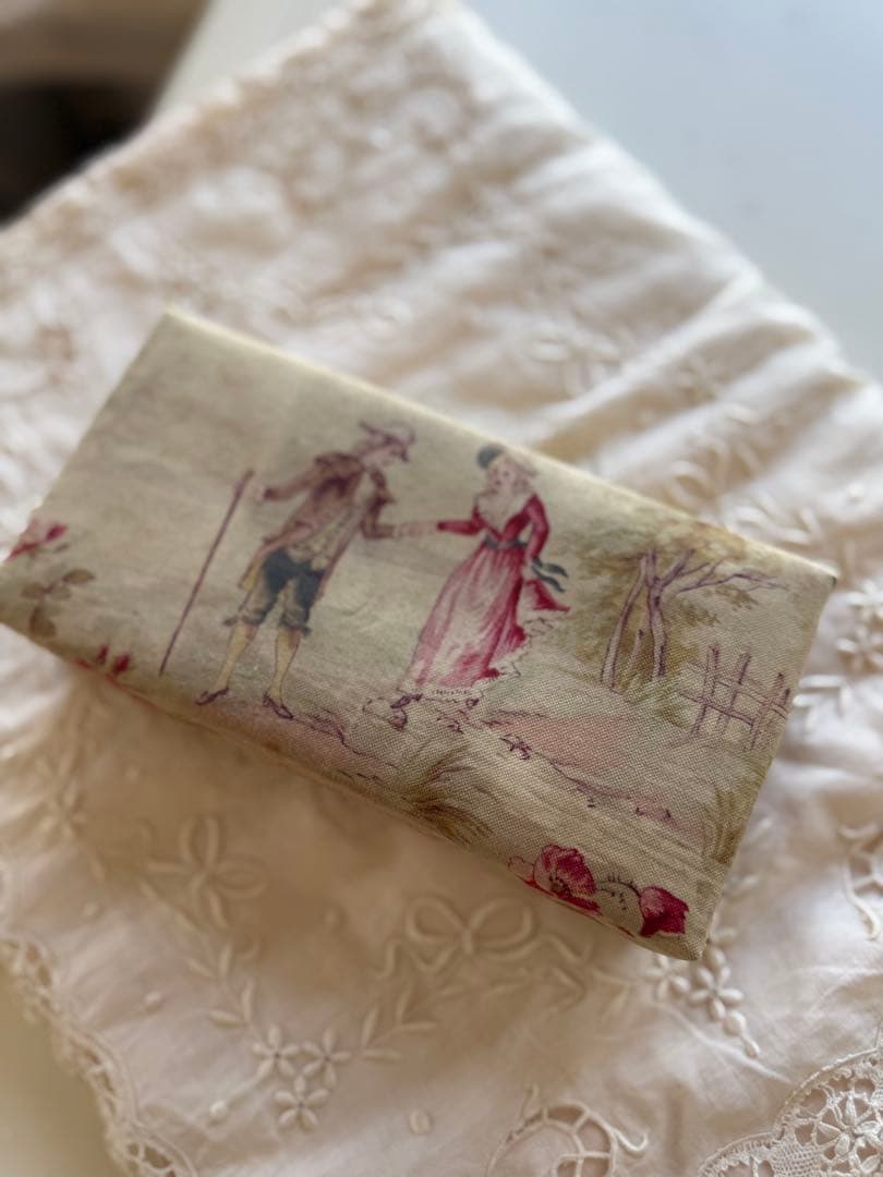 フランスアンティーク貴婦人と紳士ジュイ柄の小さなカルトナージュa