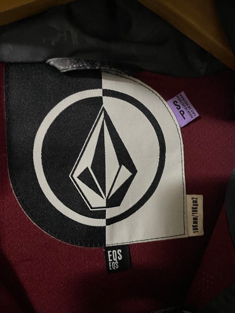 VOLCOM レディースS スノーボードジャケット　オオカミ　総柄　ボルコム