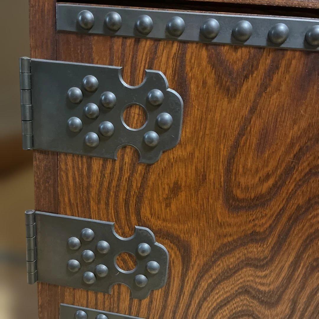 アンティーク高山家具式木製収納ローチェスト、テレビ台 伝統的な日本のデザイン