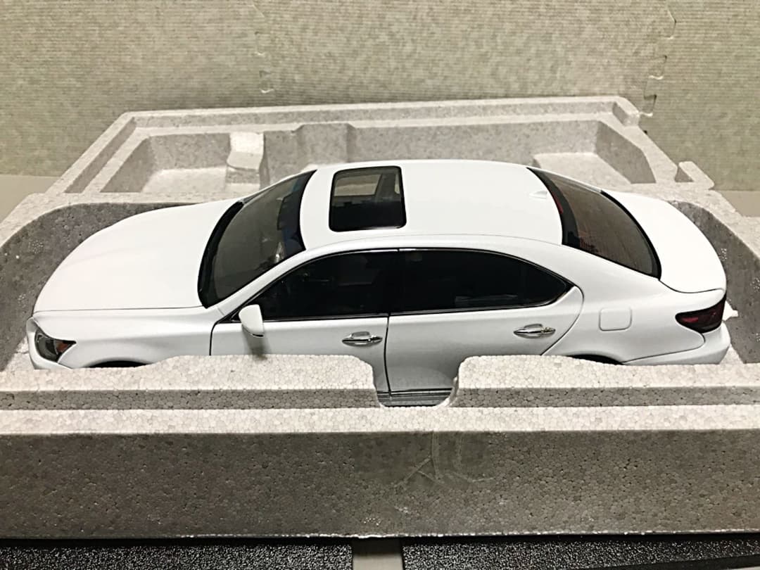 オートアート 1/18 レクサス LS600 ホワイトパール シリアルナンバー付