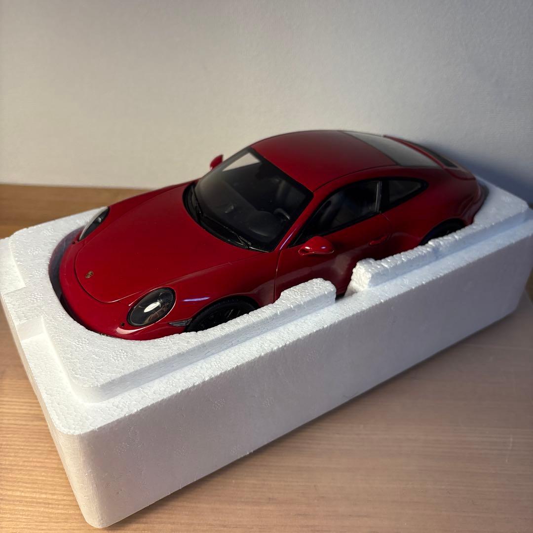 シュコー　ポルシェ 911 GTS レッド 1/18 ミニカー