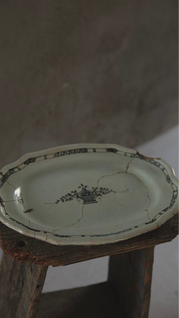 キュノワール　フランスアンティーク 陶器の皿 青と白 花と葉の装飾 ひび割れあり