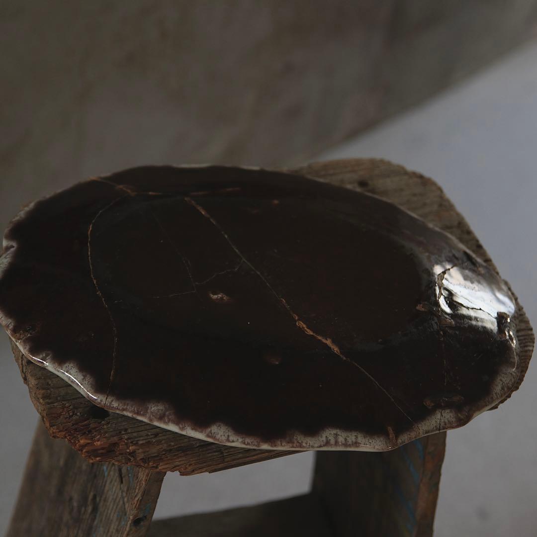 キュノワール　フランスアンティーク 陶器の皿 青と白 花と葉の装飾 ひび割れあり