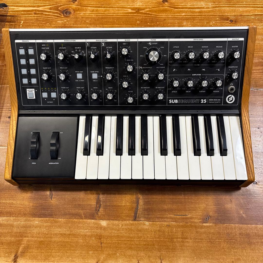 Moog Subsequent 25 デッキセイバーのカバー付き