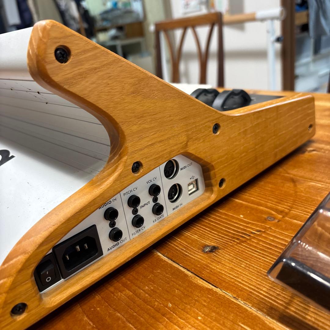 Moog Subsequent 25 デッキセイバーのカバー付き