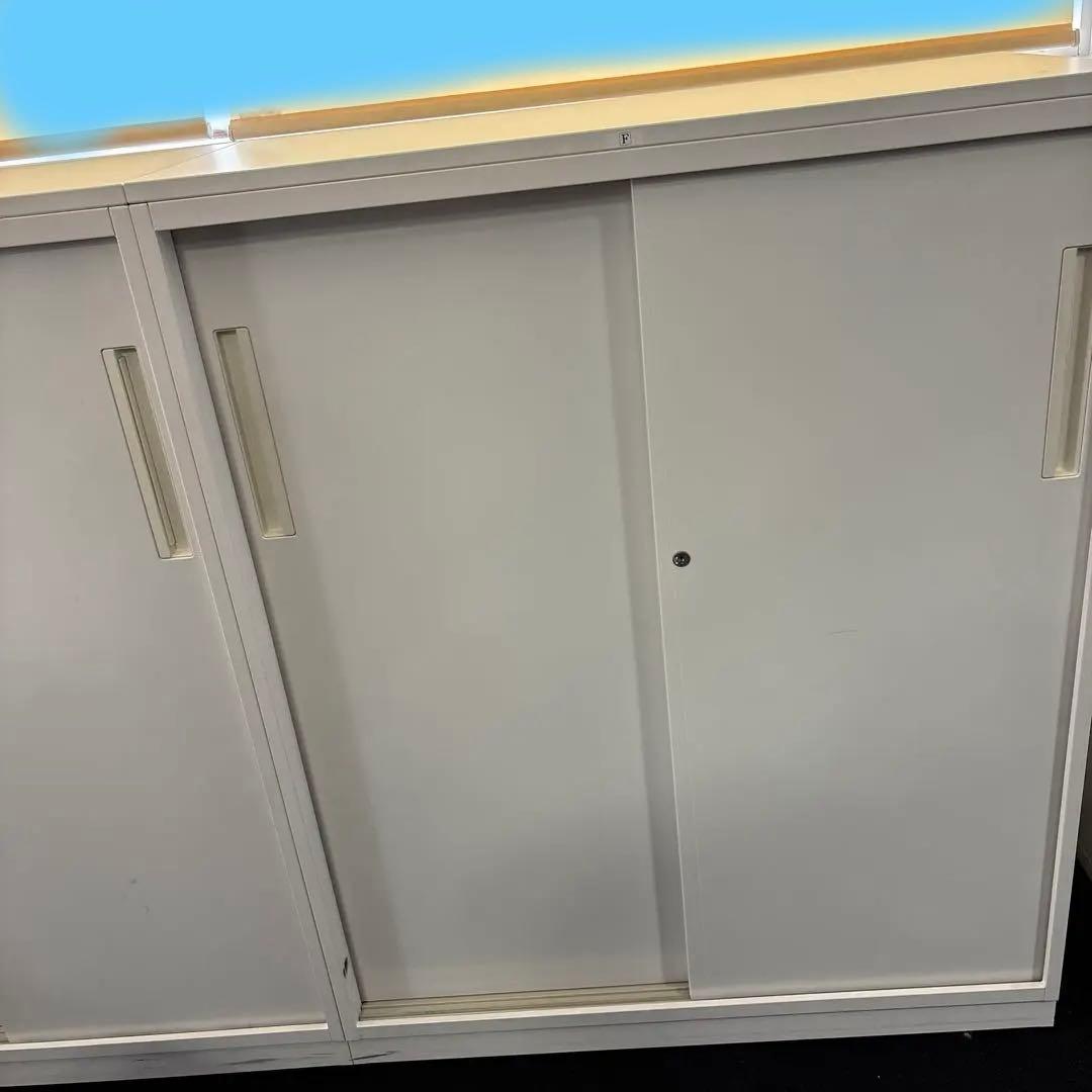 ホワイトスライドドアキャビネット(スチール製)