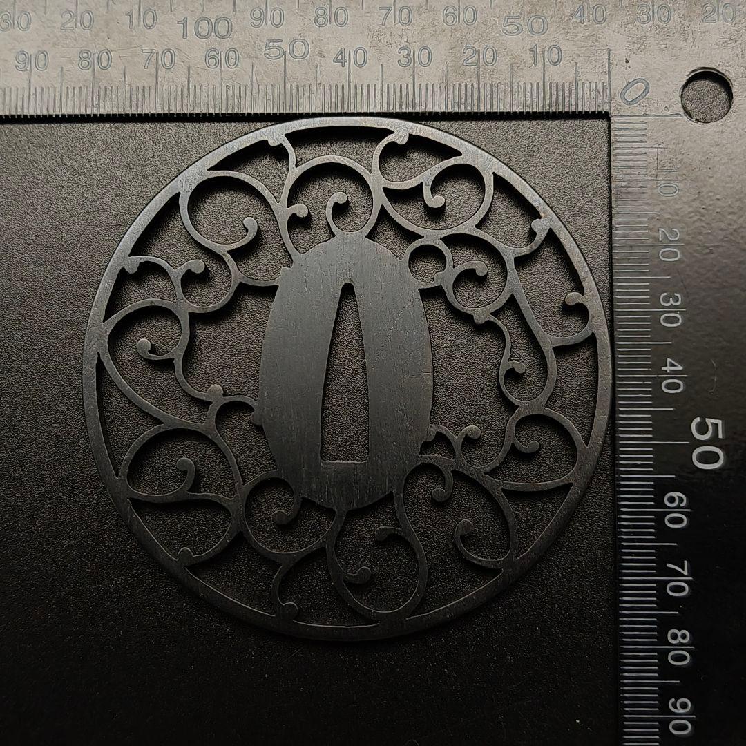 刀鍔　唐草の図　鉄製　金工品　細工　職人作　日本刀装具　鍔　つば　刀剣美術