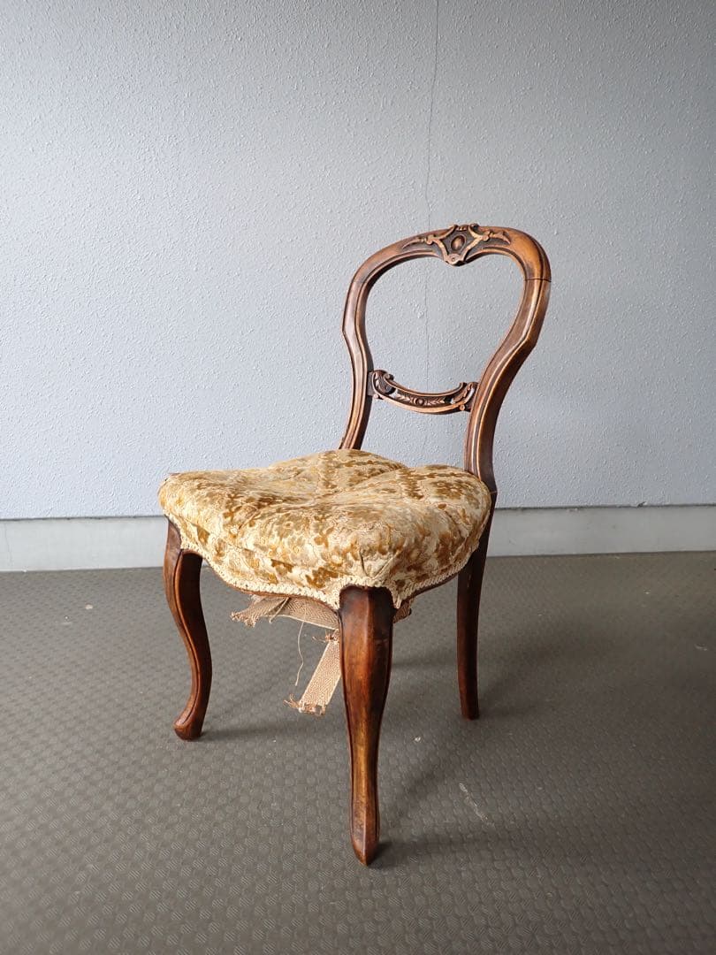 英国アンティーク ヴィクトリアン バルーンバックチェア 猫脚 彫刻 クラシック