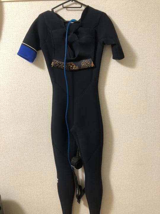 サーフィン板、ウエットスーツ、リーシュコード