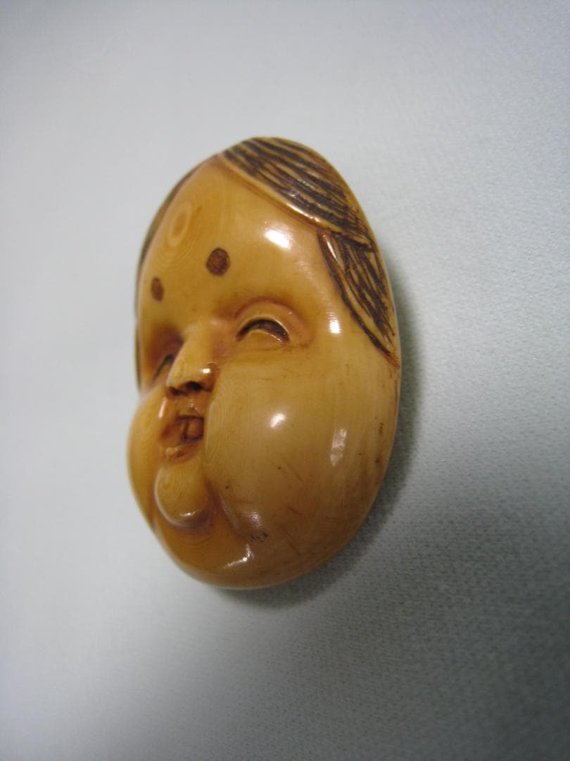 牙彫り　　おかめ　おたふく時代根付　　幸せの象徴