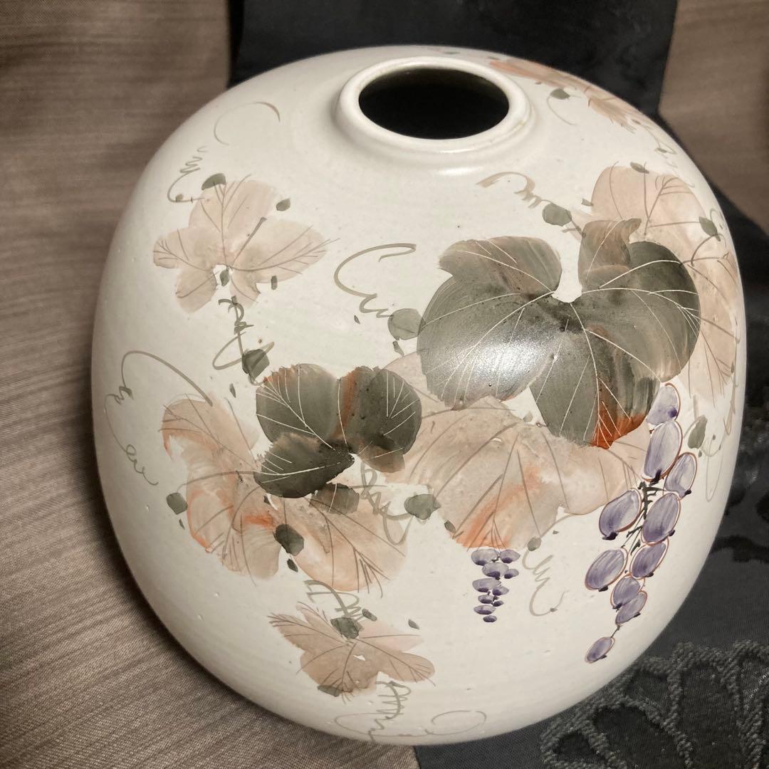 中村陶志人？外志人氏作【九谷焼】伝統工芸 陶志窯 葡萄 花瓶 花器 桐箱 色絵