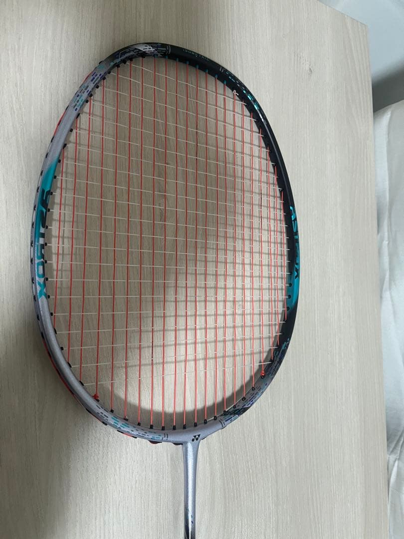 【美品】YONEX アストロクス88S PRO 4U5 ガット張りたて