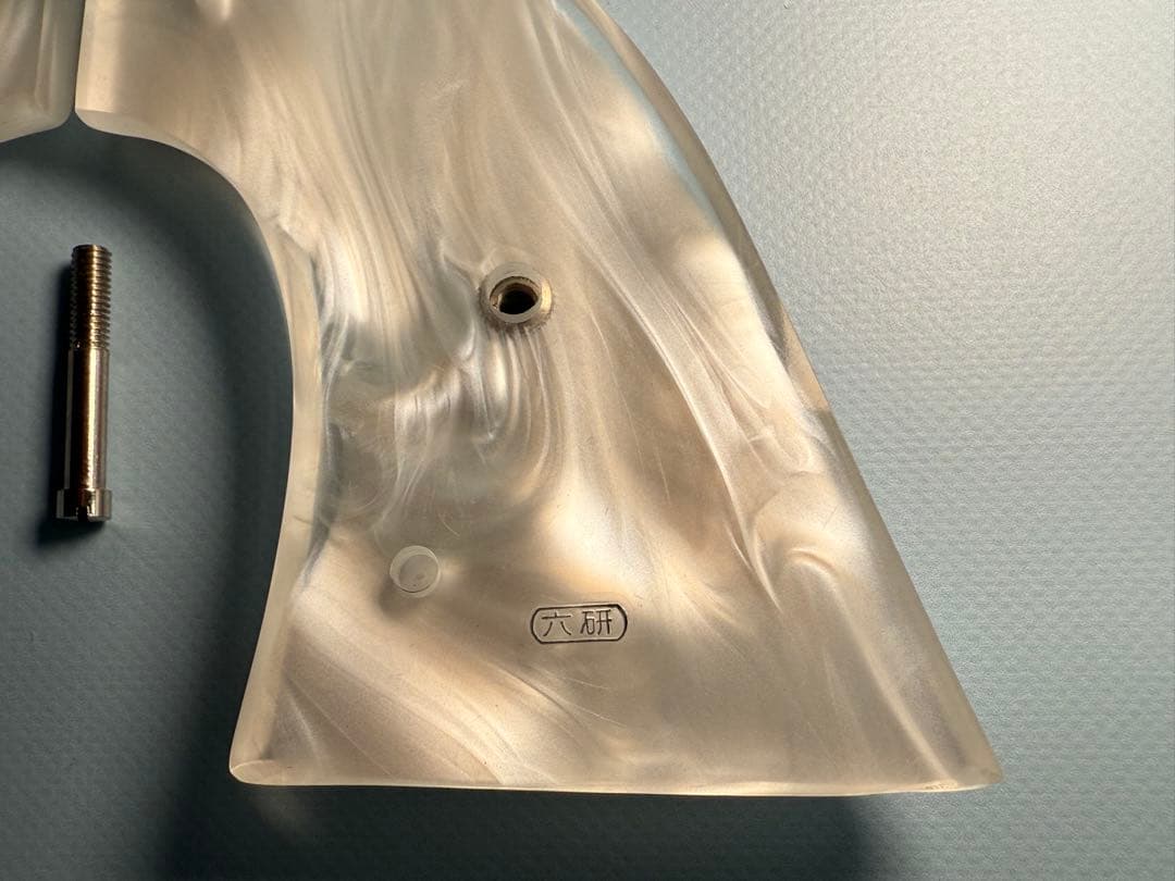 六研製タナカSAAガスガン用パール調グリップ純銀メダリオン付