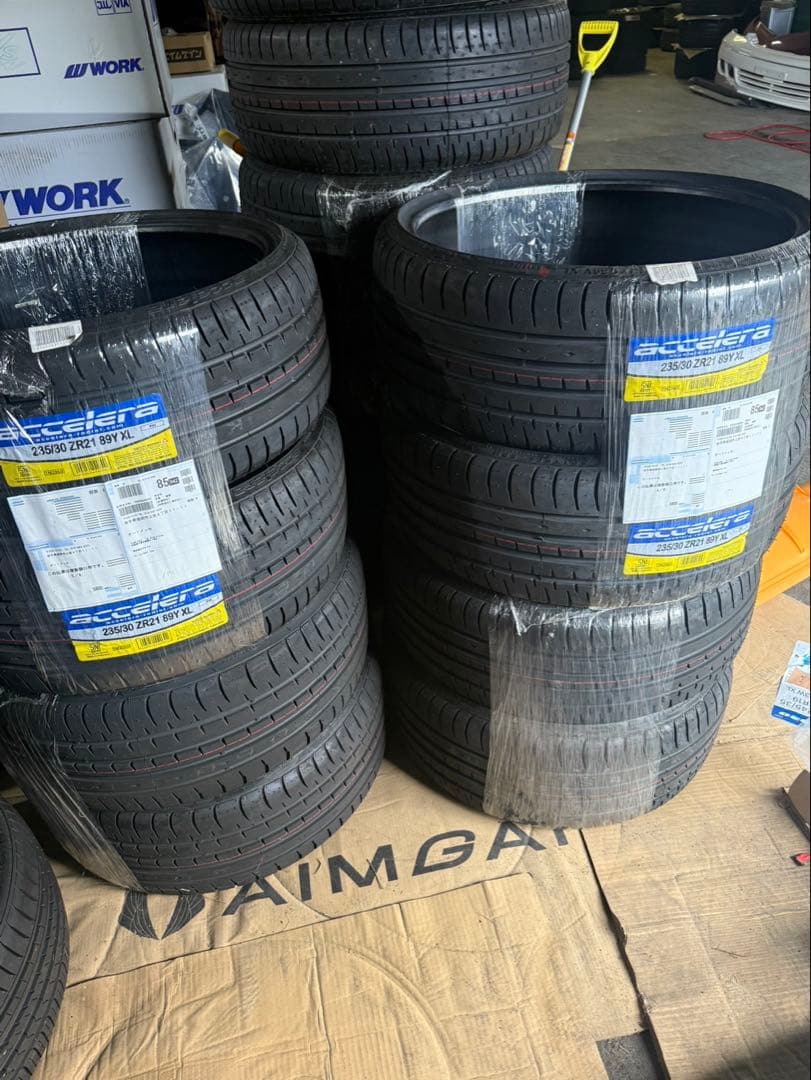 新品accelera PHI 235/30/21 4本セット