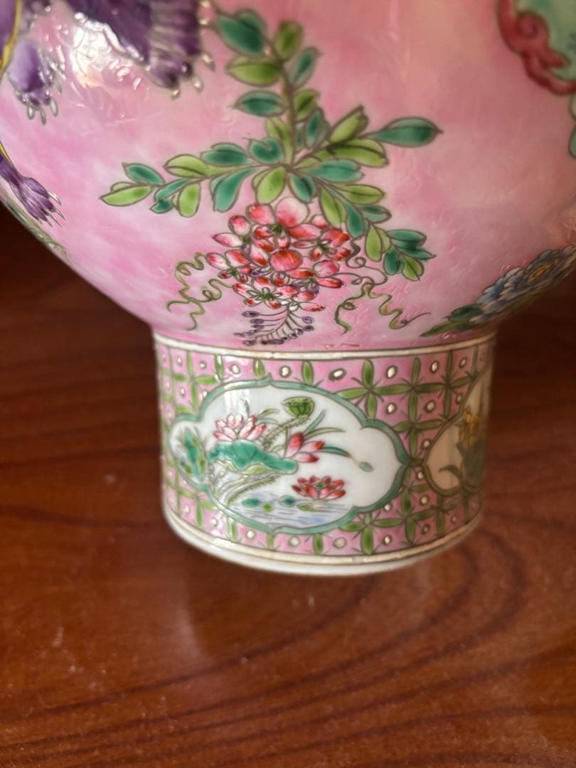 中国古美術 清の時代　粉彩軋道獅子文花瓶　乾隆年製 高さ42cm