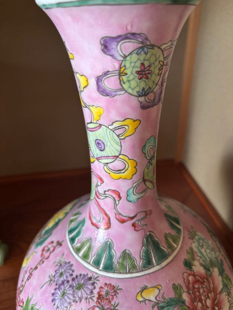 中国古美術 清の時代　粉彩軋道獅子文花瓶　乾隆年製 高さ42cm