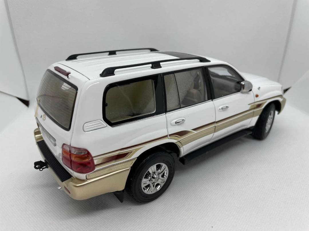 203-008 1/18 トヨタ ランドクルーザー LC100 ホワイト
