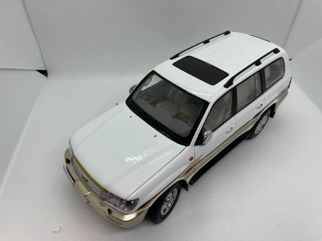 203-008 1/18 トヨタ ランドクルーザー LC100 ホワイト